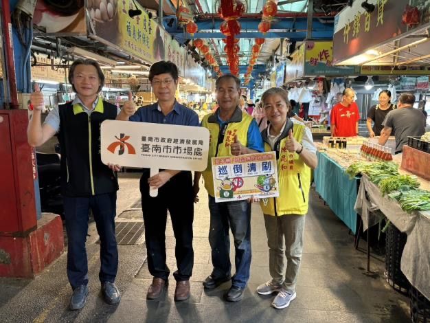 佳里中山市場迎接母親節,市長送康乃馨讚媽媽辛勞