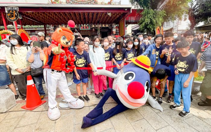 紅球臺南 RedBall Tainan x棒球臺南 Baseball Tainan 萊追紅球也瘋棒球,首日前往風神廟接官亭 準備35紅球舞蹈表演 快閃送好禮