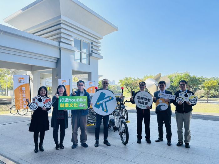 高雄大學攜手高市交通局、微笑單車,率南部之先,導入 YouBike 電輔微型調度車,展現綠色交通 × 校園永續行動力