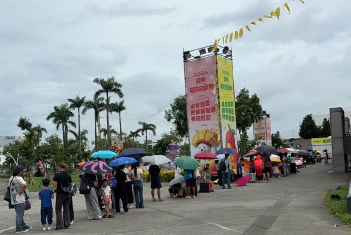 屏東夏日狂歡祭「童話冰宮」超人氣,爆出黃牛票問題,縣府呼籲:票券勿轉售,守護公平與法治,共享歡樂時光