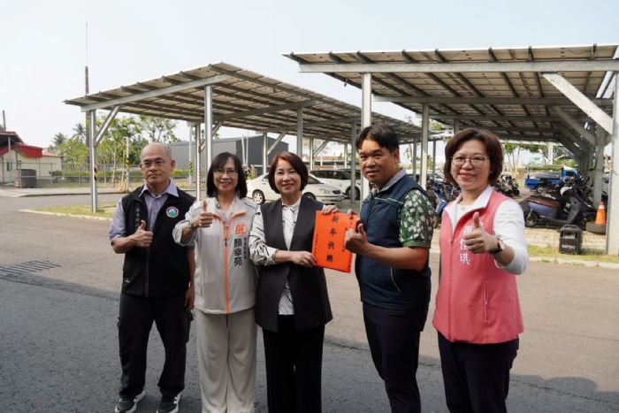 周春米縣長致贈春節加菜金,感謝清潔隊員守護屏東好過年