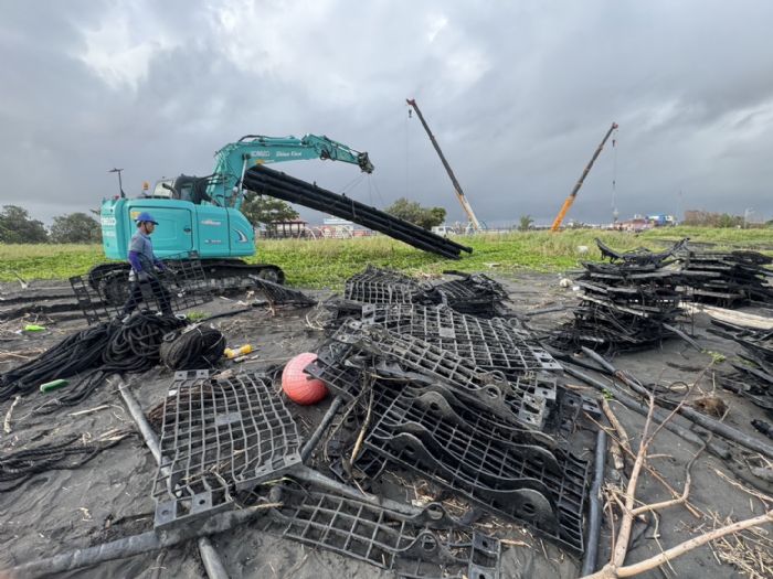 屏東縣政府嚴格要求廠商限期完成離岸光電平台結構清理,並自即日起全面停工確保海域安全