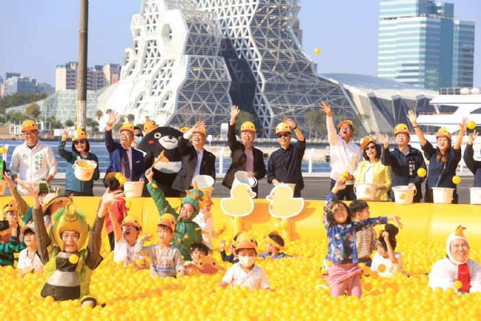 過年往南走就對了!開放16-18號碼頭 高雄「冬日遊樂園」伴無敵海景登場 1/27-2/25療癒雙鴨展魅力