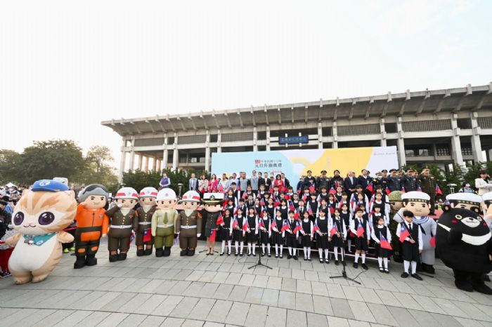 高雄市113年「萬物蓬勃 共進發展」元旦升旗 陳其邁期許疫後各項市政建設加速復甦