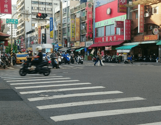 炎炎夏日!高雄市交通局調整路口號誌秒數,縮短機車等候時間