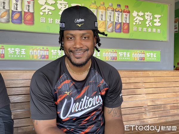 克維斯下飛機直奔台南球場 捨美職合約續留統一獅有原因