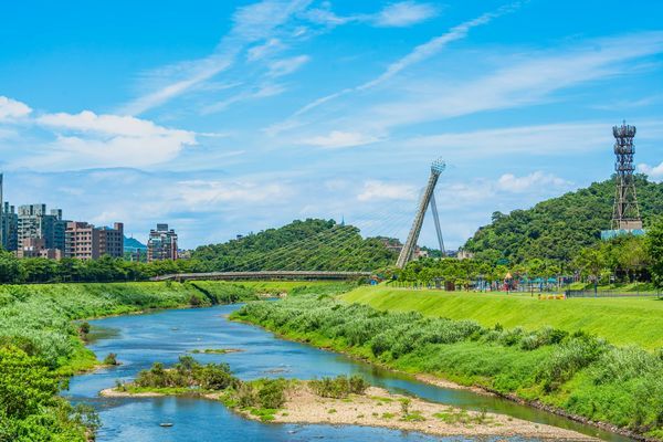 「下寮溪防汛道路」全新升級!汐止最新景點,百年隧道與星際遊戲場等你順遊!