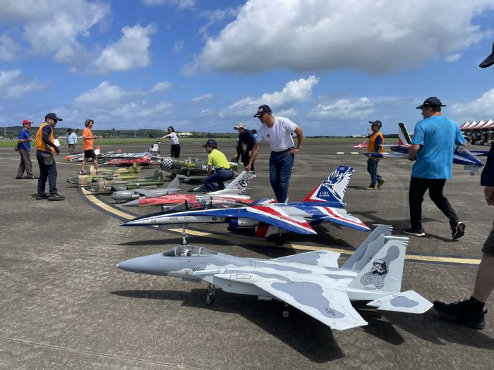 恆春機場化身天空嘉年華,百架無人機與戰鬥機共慶建城150年