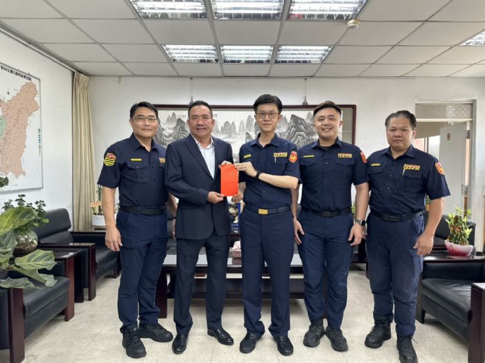 高雄義交大隊長暖心致贈禮券,交警齊聲稱讚暖意滿滿