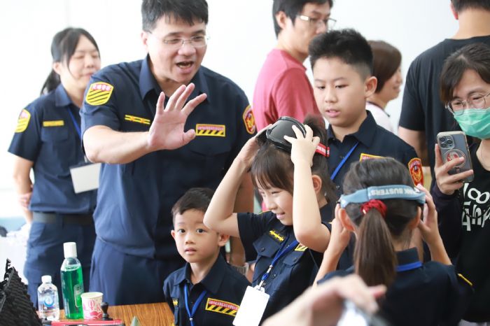 交通小萌警活力登場,高市警交大歡樂宣導,揭開114年交通安全月序幕