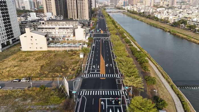 楠梓援中路刨鋪精進道路配置，設置停車帶保護型自行車道與左轉車道提升交通安全