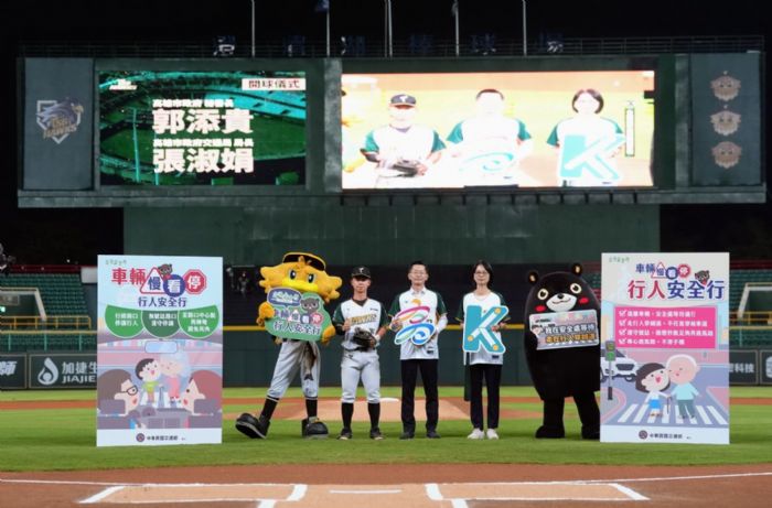 棒球場化身交通安全教室！高市府秘書長郭添貴為雄鷹開球，宣導「慢、看、停」守護平安