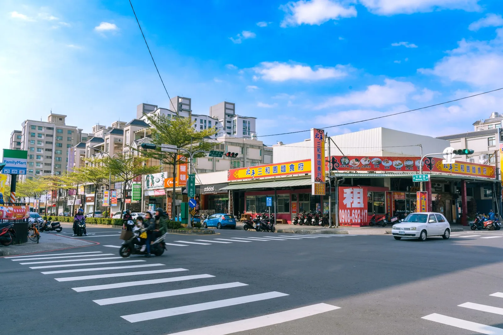 三民買房攻略：巨蛋商圈、凹子底生活圈完整解析 摘要：三民區緊鄰高雄巨蛋商圈與凹子底重劃區，生活機能成熟、交通便利，是高雄人口密度最高的行政區之一。本文整理三民區的交通建設、生活機能與房型特色，協助購屋族掌握這個核心生活圈的置產重點。