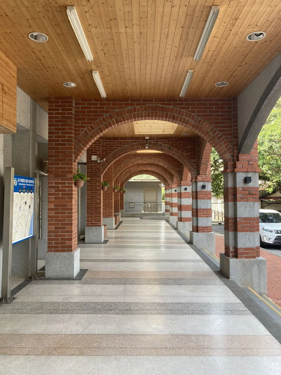 鳳山買房攻略:行政特區、衛武營生活圈完整解析 摘要:鳳山區是高雄人口最多的行政區,擁有高雄市議會等行政機關進駐的鳳山行政特區,加上衛武營國家藝術文化中心的藝文資源,生活機能與發展潛力兼具。本文整理鳳山區的交通建設、生活機能與房型特色,協助購屋族掌握這個高雄人口大區的置產重點。